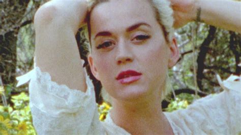 kati nude|Katy Perry strips totally naked in Daisies video to show off。